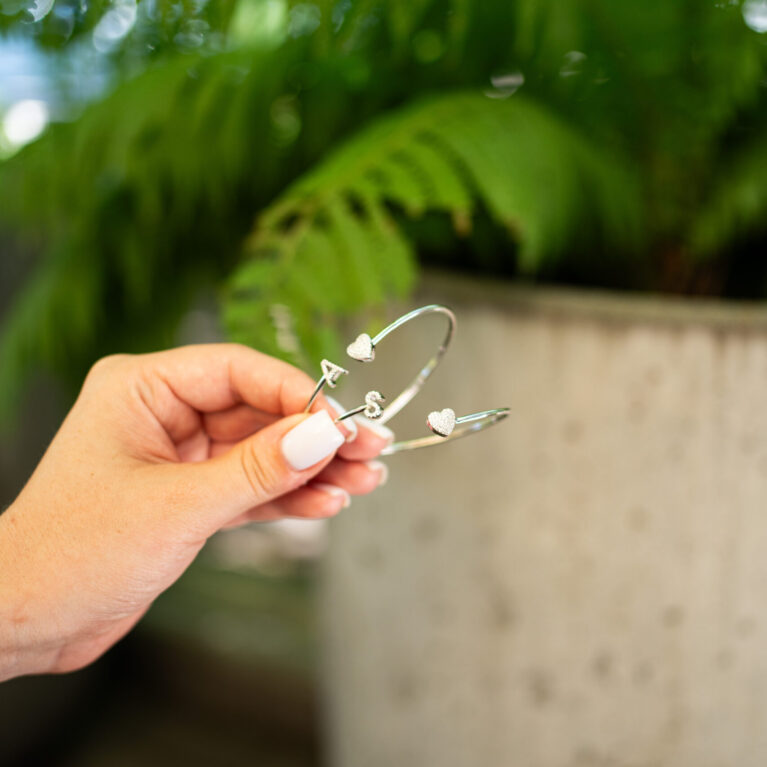 Срібний безрозмірний браслет з буквою